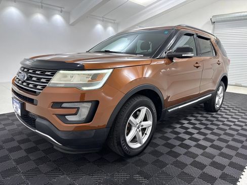 Used 2017 Ford Explorer XLT AWD/4WD image 3