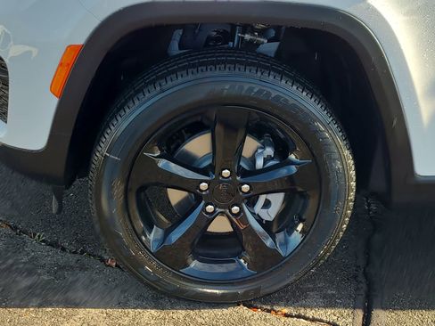 New 2025 Jeep Grand Cherokee Altitude image 16