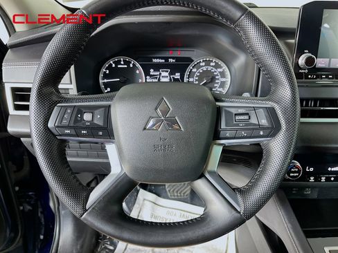 Used 2023 Mitsubishi Outlander ES AWD/4WD image 14