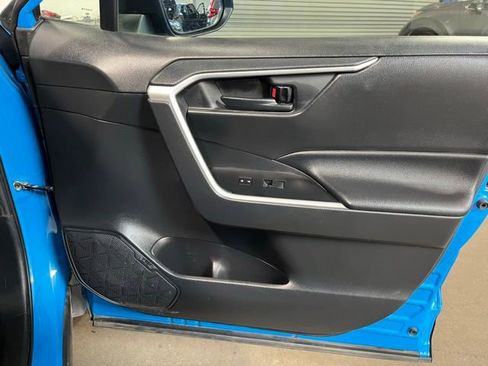Used 2019 Toyota RAV4 LE w/ Carpet Mat Package AWD/4WD image 11