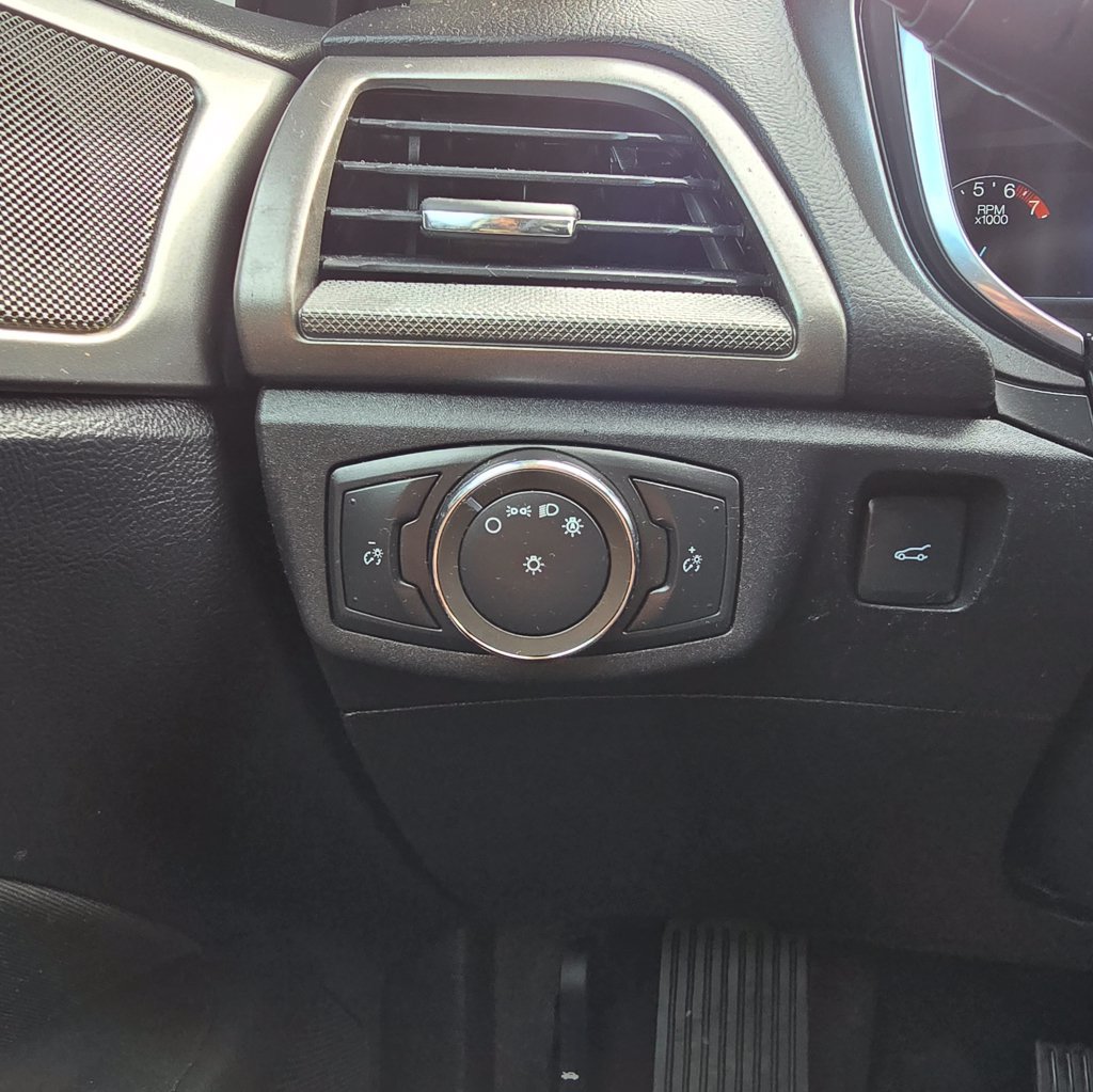 Used 2020 Ford Fusion SE FWD image 9