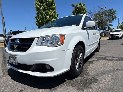 Used 2017 Dodge Grand Caravan SXT FWD image 9