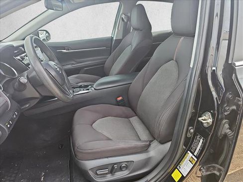 Used 2019 Toyota Camry LE image 11