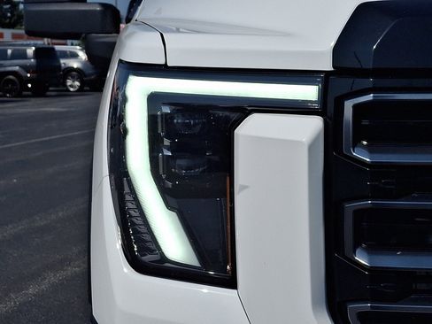 Used 2025 GMC Sierra 2500 AT4 w/ AT4 Premium Plus Package AWD/4WD image 9
