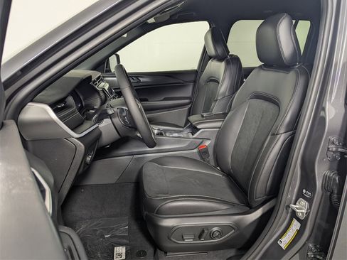 New 2025 Jeep Grand Cherokee Altitude image 12