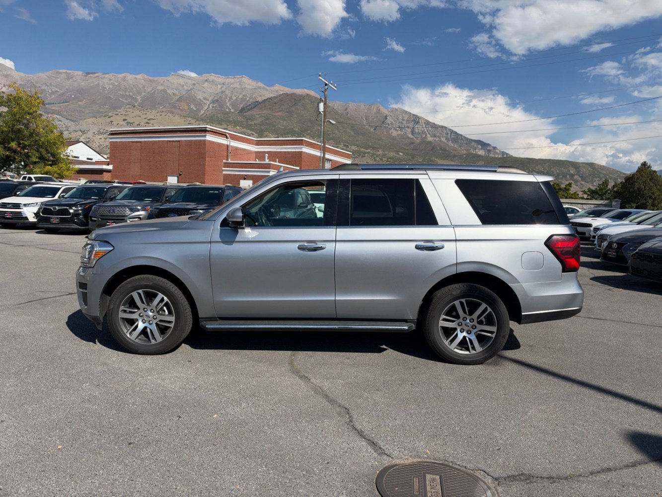 Used 2023 Ford Expedition Limited AWD/4WD image 2