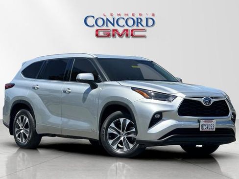 Used 2022 Toyota Highlander XLE AWD/4WD image 1