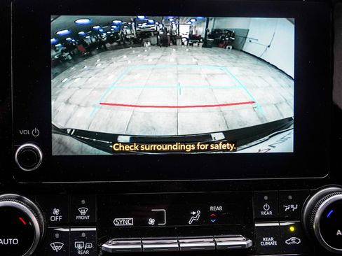Used 2025 Toyota Highlander LE FWD image 26