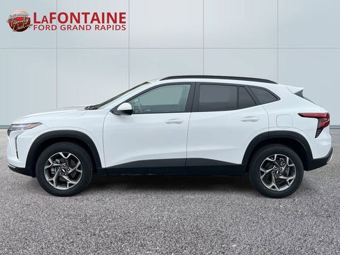 Used 2025 Chevrolet Trax LT FWD image 4