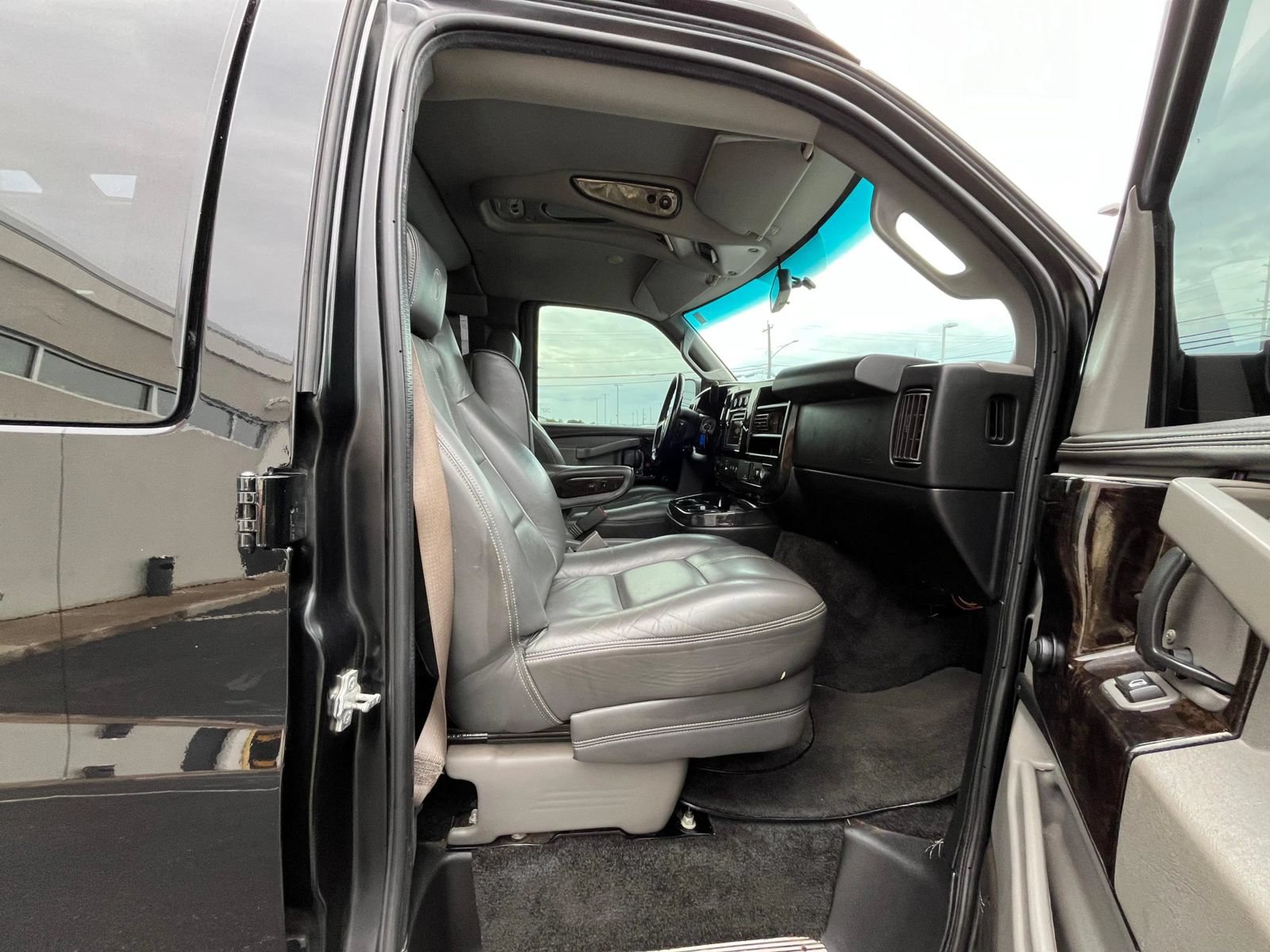Used 2018 Chevrolet Express 2500 Extended w/ Enhanced Convenience Package RWD image 35
