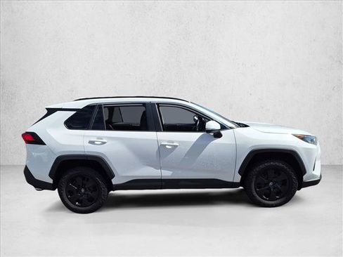 Used 2021 Toyota RAV4 LE FWD image 4