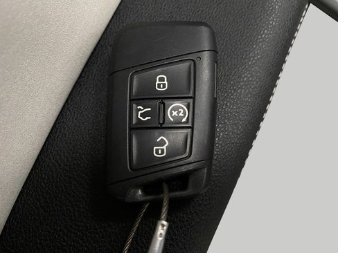 Used 2025 Volkswagen Taos SE image 29