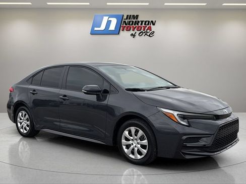Used 2025 Toyota Corolla SE FWD image 3