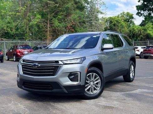 Used 2023 Chevrolet Traverse LT FWD image 2