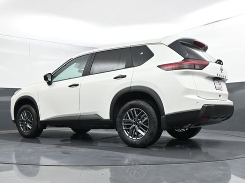 Used 2025 Nissan Rogue S image 16