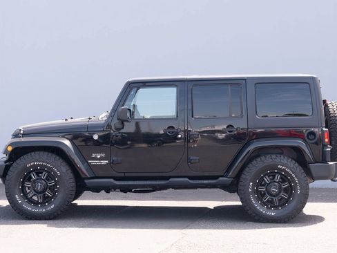 Used 2018 Jeep Wrangler Unlimited Sahara AWD/4WD image 19
