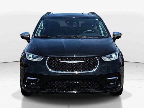 Used 2023 Chrysler Pacifica Limited w/ Uconnect Theater Family Group image 8