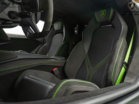 Used 2024 Lamborghini Revuelto image 25