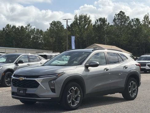 Used 2025 Chevrolet Trax LT w/ LT Convenience Package FWD image 13