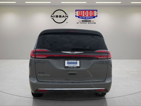 Used 2022 Chrysler Pacifica Touring-L FWD image 2