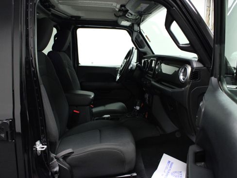 Used 2018 Jeep Wrangler Unlimited Sahara w/ LED Lighting Group AWD/4WD image 16