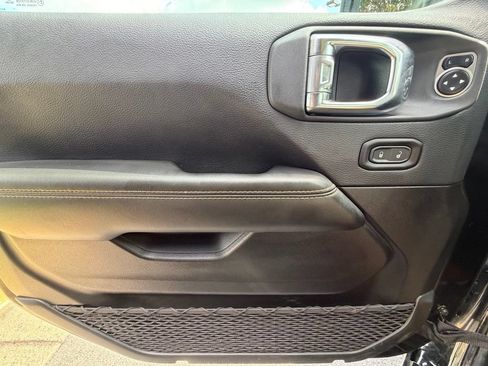 Used 2025 Jeep Wrangler Unlimited Sahara AWD/4WD image 30