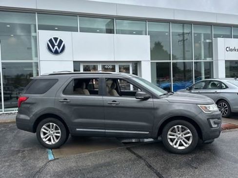 Used 2017 Ford Explorer XLT w/ Equipment Group 201A FWD image 3