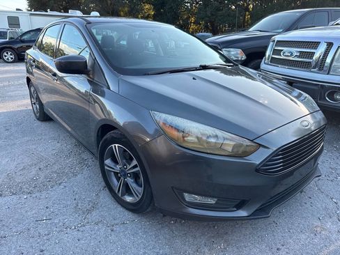 Used 2018 Ford Focus SE w/ SE Appearance Package image 3