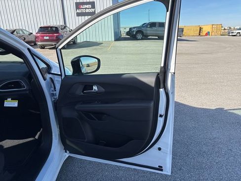 New 2026 Chrysler Pacifica Select image 28