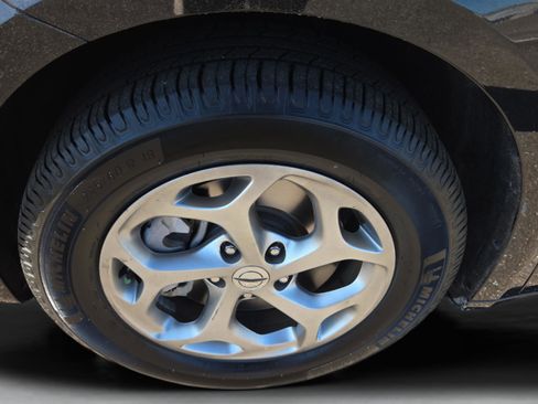 Used 2023 Chrysler Pacifica Limited w/ Uconnect Theater Family Group image 11