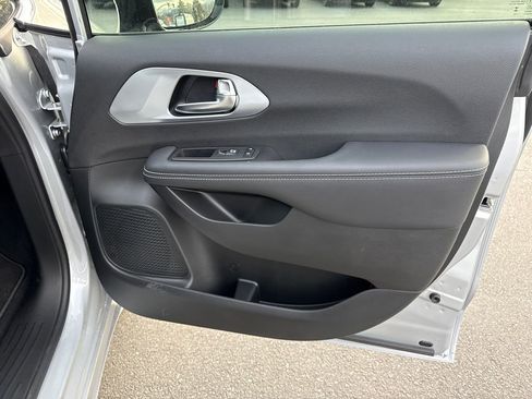 New 2026 Chrysler Pacifica Limited image 16