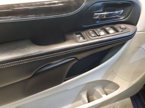 Used 2016 Chrysler Town & Country Touring image 14
