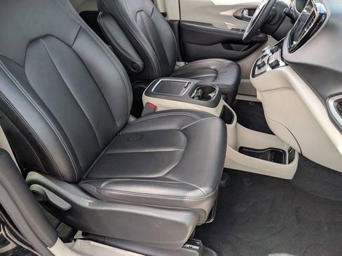 Used 2024 Chrysler Pacifica Touring-L image 25