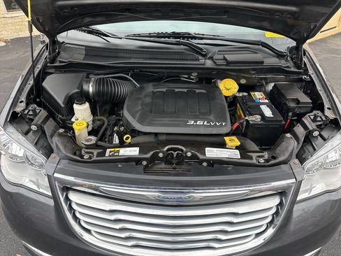 Used 2016 Chrysler Town & Country Touring w/ Driver Convenience Group image 24