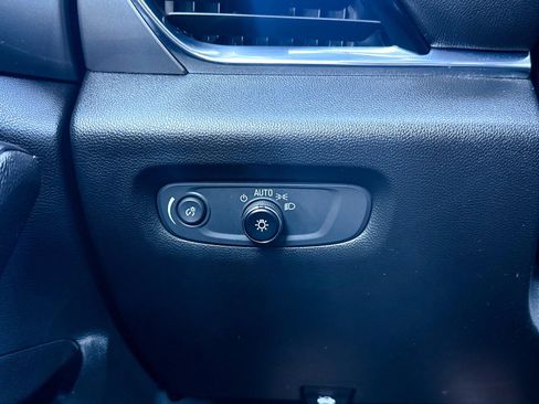 Used 2023 Chevrolet Traverse LT image 41