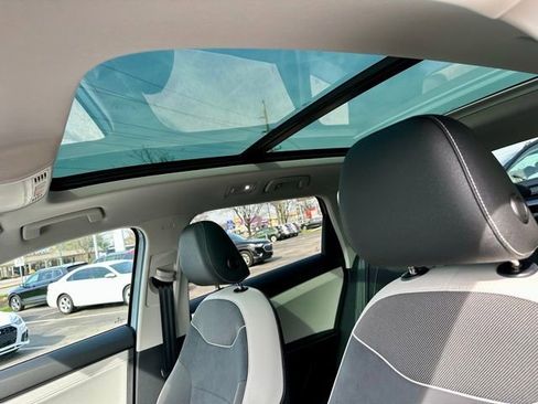Used 2025 Volkswagen Taos SE w/ Panoramic Sunroof Package image 15