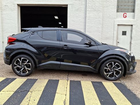 Used 2019 Toyota C-HR XLE image 7