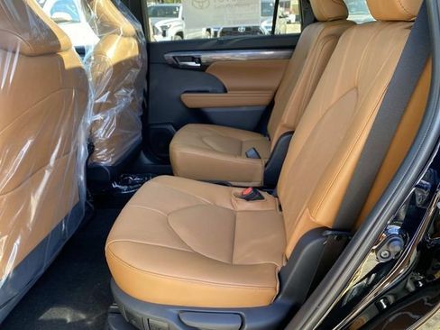 New 2026 Toyota Highlander Platinum AWD/4WD image 7