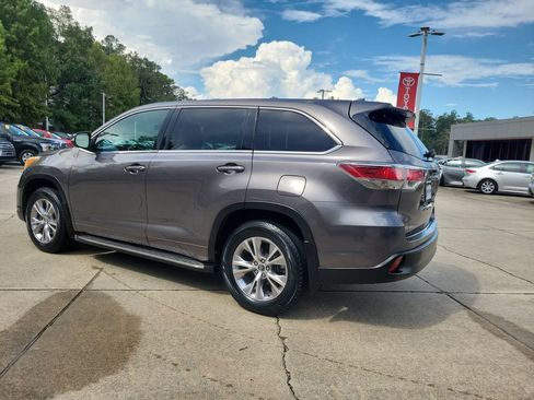 Used 2016 Toyota Highlander Plus FWD image 3
