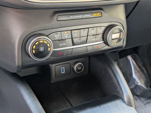 Used 2020 Ford Escape SE image 24