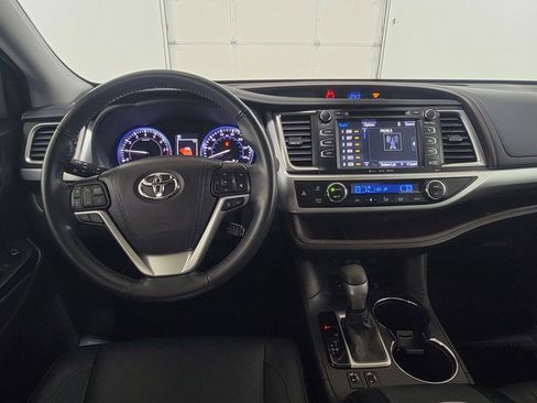 Used 2018 Toyota Highlander XLE image 12