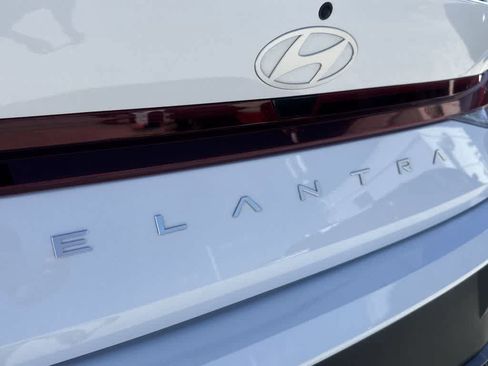 Used 2025 Hyundai Elantra SE FWD image 11