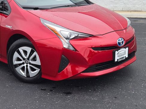 Used 2016 Toyota Prius Four image 2