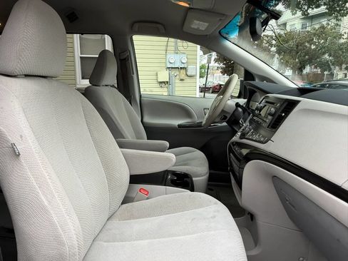 Used 2014 Toyota Sienna LE AWD/4WD image 24