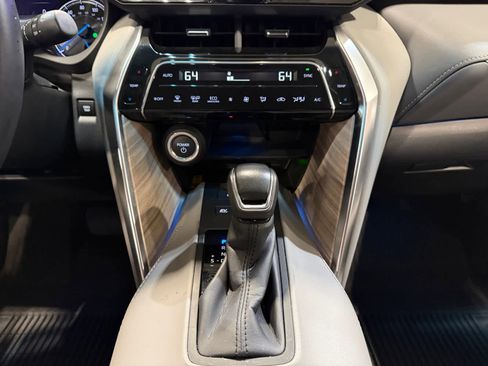 Used 2024 Toyota Venza XLE image 12