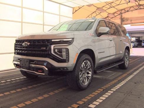 Used 2025 Chevrolet Suburban Z71 image 1