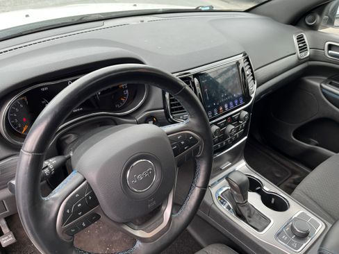 Used 2019 Jeep Grand Cherokee Laredo AWD/4WD image 8