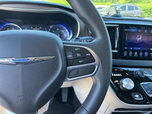 Used 2017 Chrysler Pacifica Touring FWD image 22