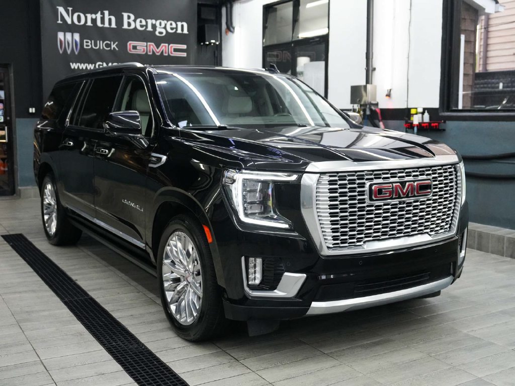 Used 2023 GMC Yukon XL Denali w/ Advanced Technology Package AWD/4WD image 3