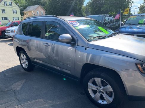 Used 2017 Jeep Compass Latitude AWD/4WD image 2